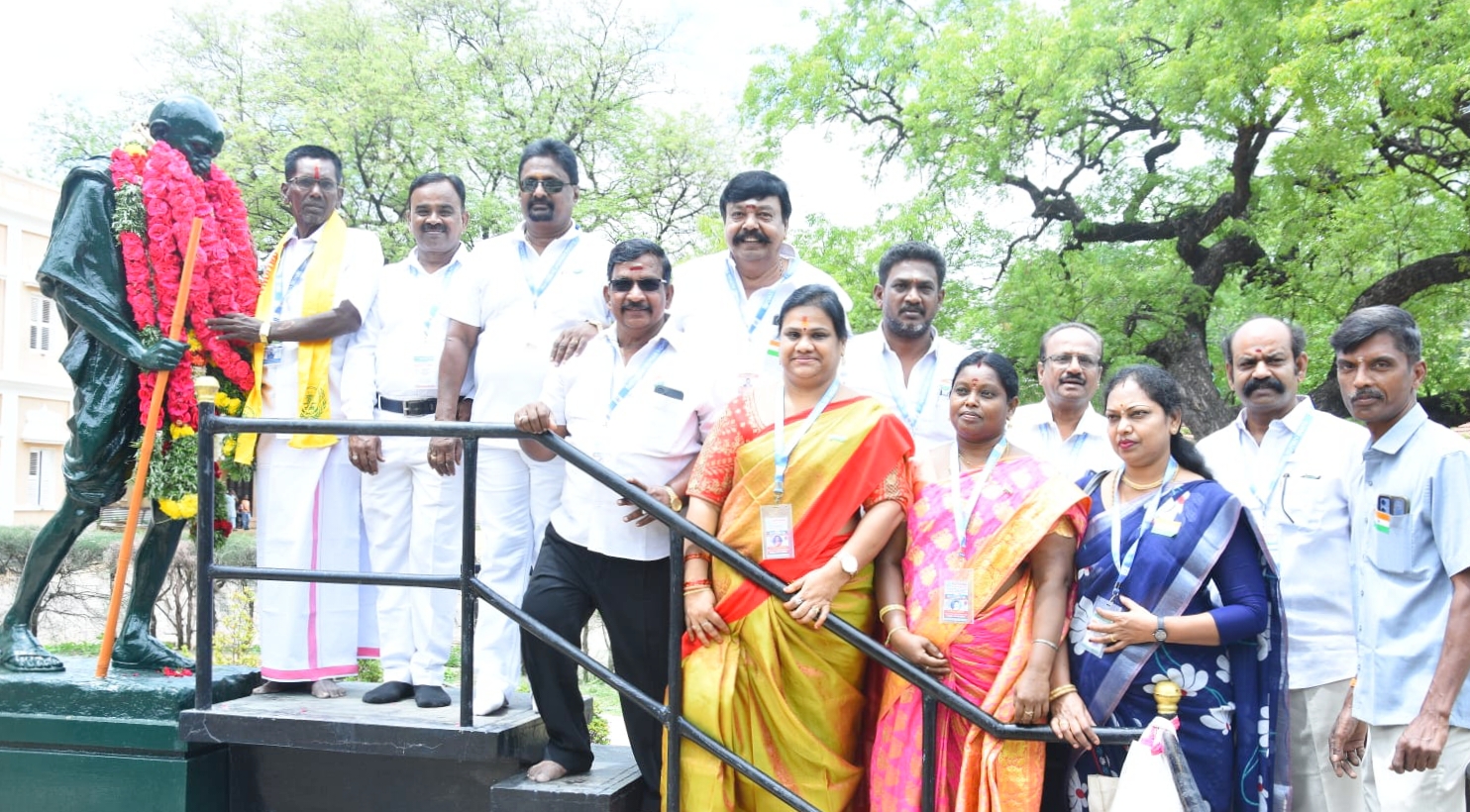 மகாத்மா காந்தி சிலைக்கு தேசிய மனித உரிமை சமூக நீதி கவுன்சில் ஆஃப் இந்தியா குளோபல் சார்பாக மாலை அணிவித்து மரியாதை..!