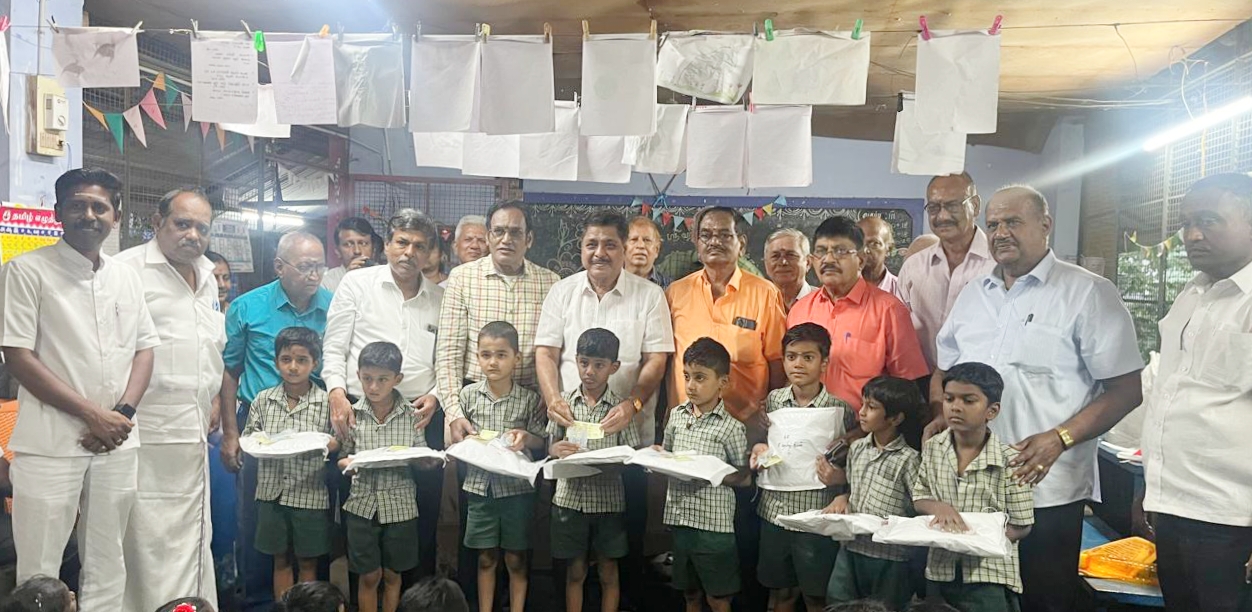 தீபாவளியை முன்னிட்டு மாணவ, மாணவிகளுக்கு புத்தாடைகள் வழங்கிய ROYAL SOUCO முன்னாள் மாணவர்கள்