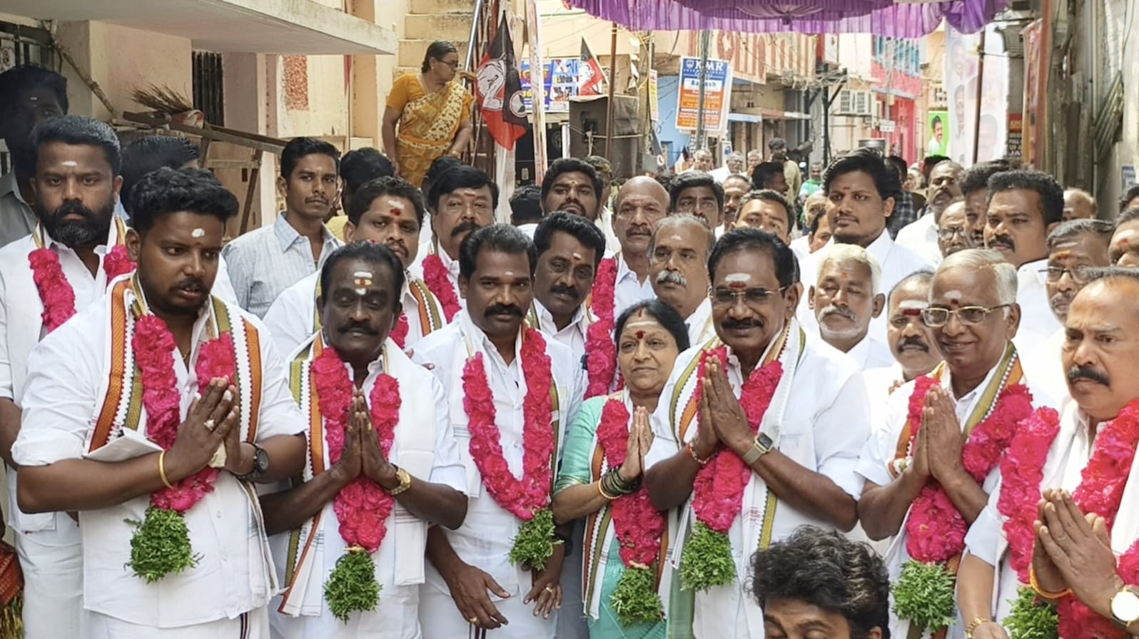 மதுரை சொக்கலிங்க நகரில் பேவர் பிளாக் சாலை அமைக்கும் பணியை முன்னாள் அமைச்சர் செல்லூர் கே.ராஜூ தொடங்கி வைத்தார்.