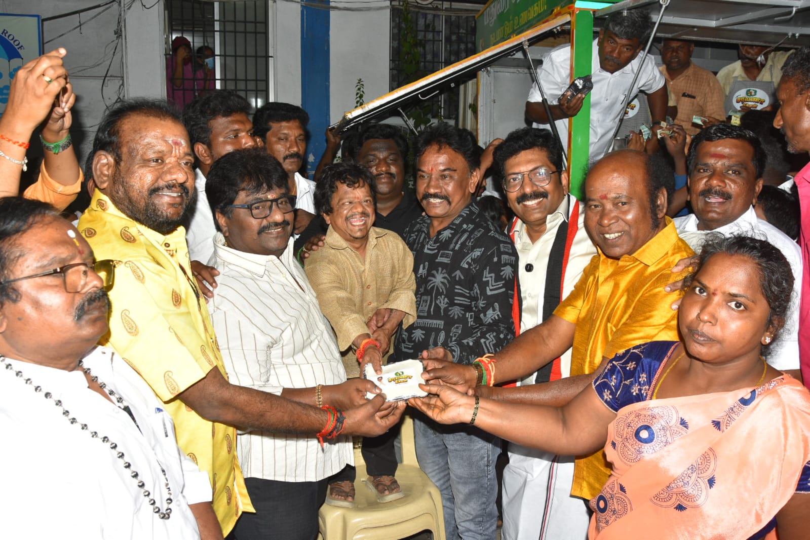 மதுரை சரவணா கிச்சன் சார்பில் 20 ரூபாய்க்கு சிக்கன் பிரியாணி மற்றும் முட்டை பிரியாணி விற்பனை துவக்கம்..!