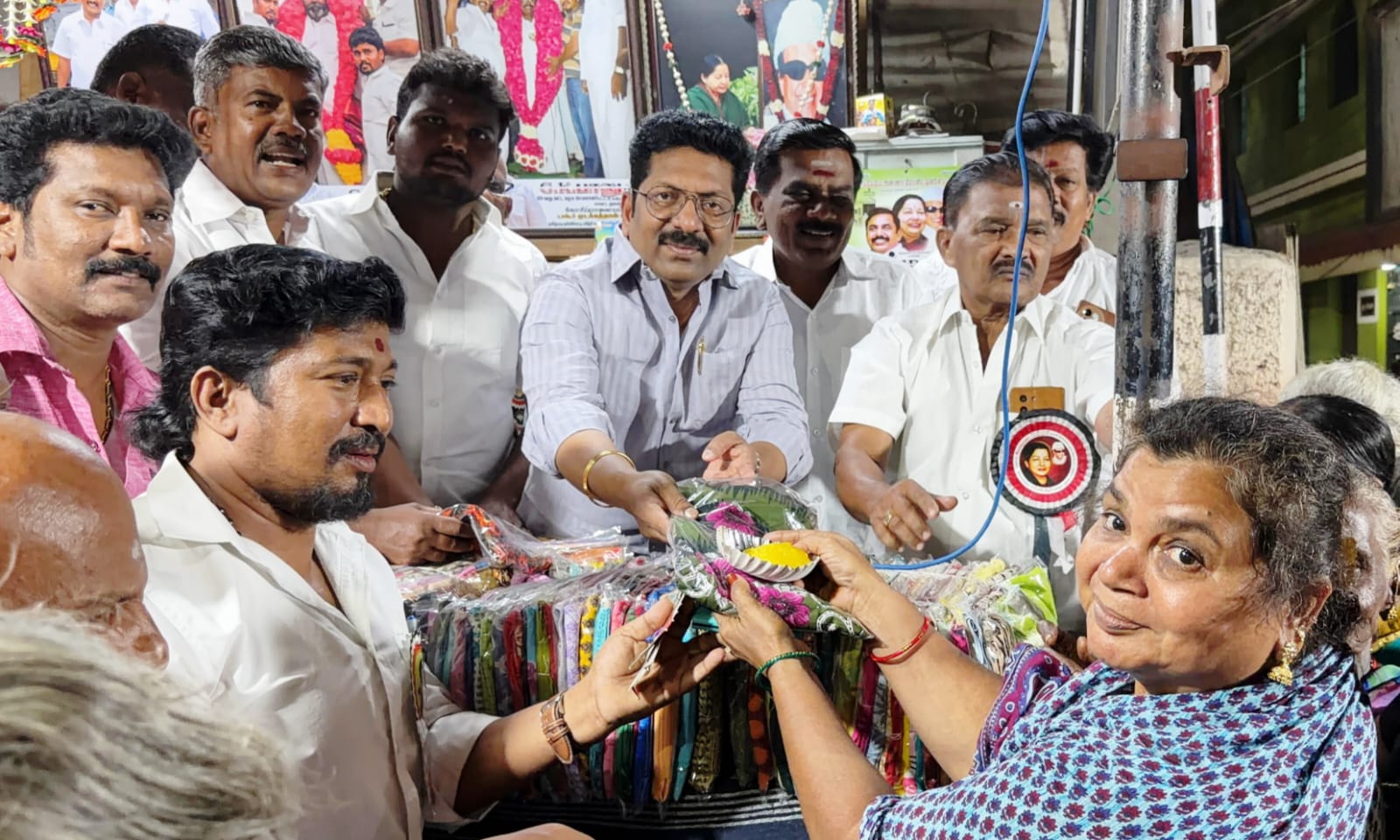 முன்னாள் முதல்வர் ஜெயலலிதா பிறந்த நாளையொட்டி அன்னதானம் வழங்கிய டாக்டர் சரவணன்…!