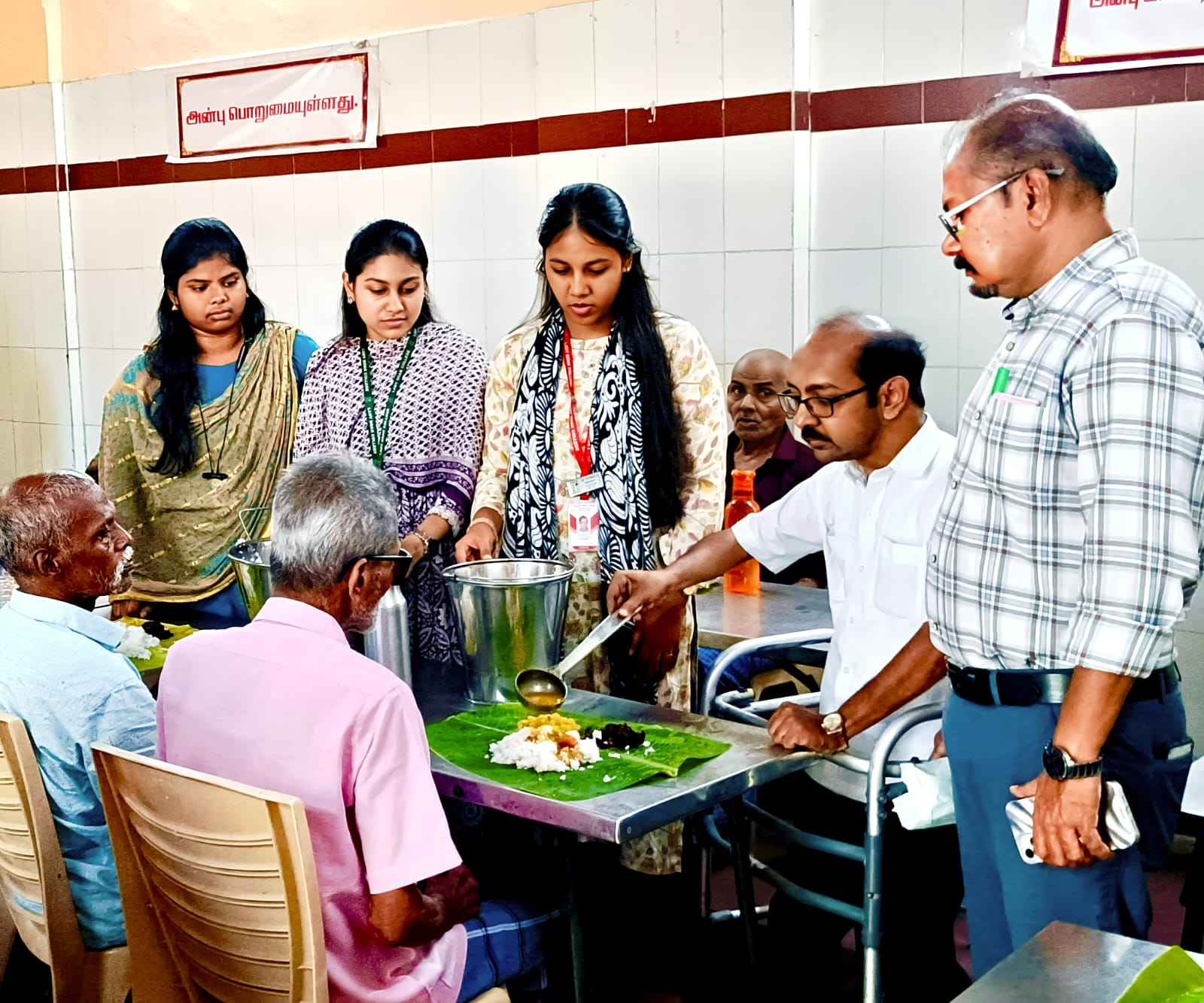 முதியோருக்கு உணவு வழங்கிய வழிகாட்டி மனிதர்கள் அறக்கட்டளை