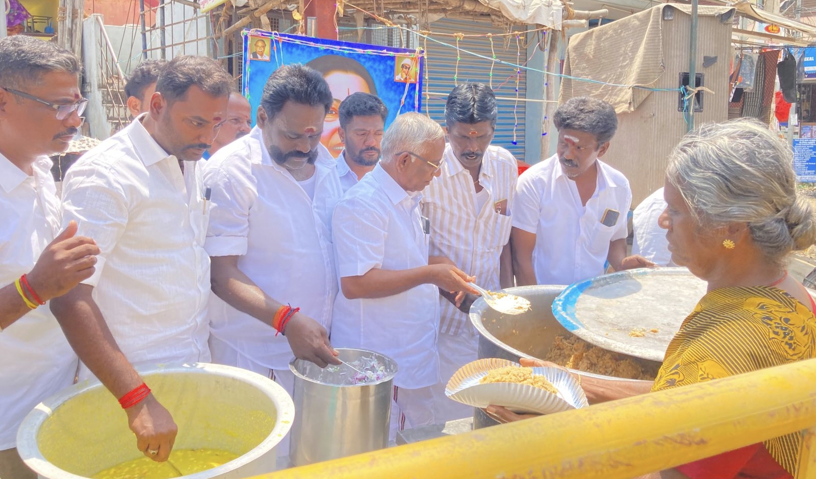 முன்னாள் முதலமைச்சர் ஜெயலலிதாவின் பிறந்த நாளை முன்னிட்டு, மதுரை வடக்கு 02-ஆம் பகுதிக்கு உட்பட்ட காலாங்கரை பகுதியில் சிக்கன் பிரியாணி வழங்கப்பட்டது
