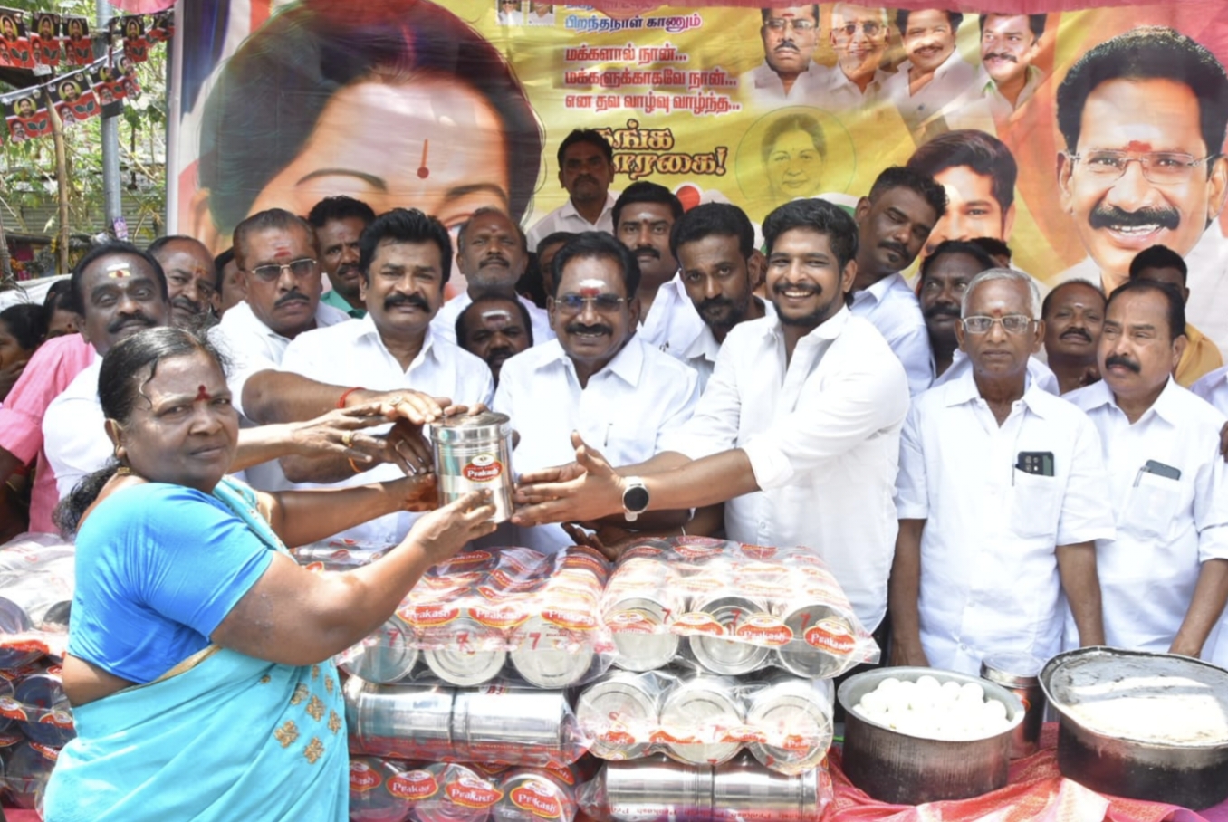 மதுரை மத்திய 2-ஆம் பகுதி செயலாளர் கரிமேடு எம். அஸ்வின்குமார் தலைமையில் நலத்திட்டங்கள் மற்றும் சிக்கன் பிரியாணி வழங்கும் நிகழ்ச்சியை முன்னாள் அமைச்சர் செல்லூர் கே.ராஜூ எம்.எல்.ஏ தொடங்கி வைத்தார்..