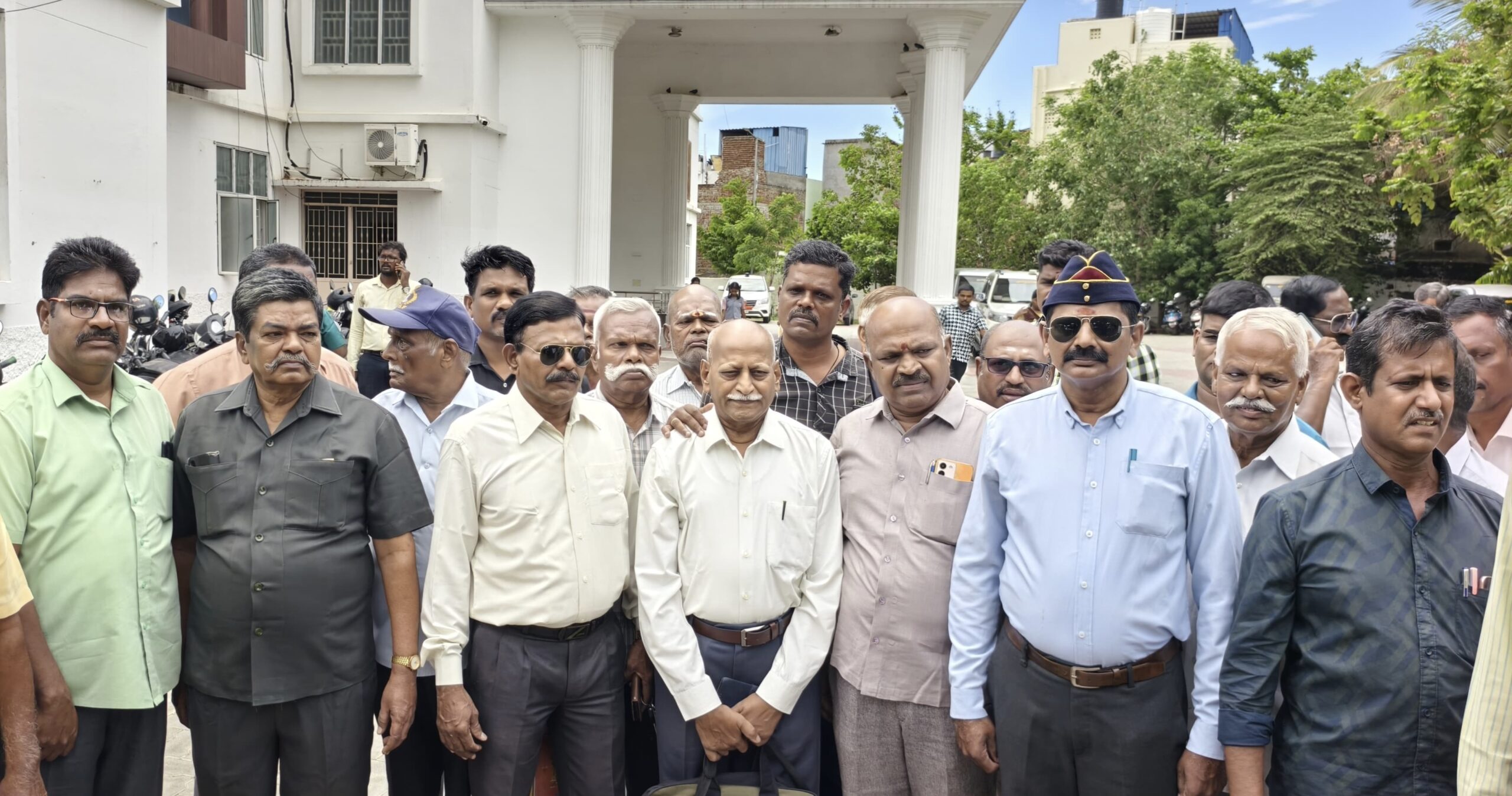 மதுரை ரயில் நிலையம் அருகே உள்ள ஜவான் பவன் கட்டிடத்தை சீரமைத்து தர முன்னாள் படை வீரர்கள் கோரிக்கை மனு..!
